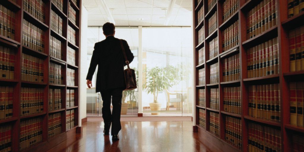 PROCEDIMENTI DISCIPLINARI AVVOCATI: l’individuazione delle condotte costituenti illecito disciplinare è rimessa all’Ordine professionale