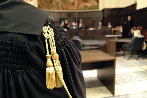 AVVOCATO-DISCIPLINA: può essere legittimamente ordinata la sospensione cautelare dall’esercizio della professione anche a seguito di condanna a pena detentiva non inferiore a tre anni